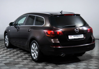 Подержанный автомобиль Opel Astra Wagon 2012 года (7 фото)