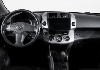 Подержанный автомобиль Toyota RAV4 2008 года (12 фото)
