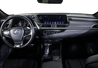 Подержанный автомобиль Lexus ES 2018 года (11 фото)