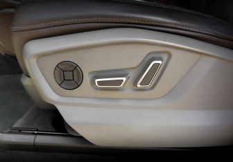 Подержанный автомобиль Audi Q8 2019 года (21 фото)