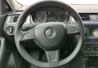 Подержанный автомобиль Skoda Rapid Liftback 2015 года (12 фото)