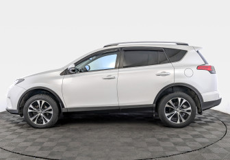 Подержанный автомобиль Toyota RAV4 2018 года (8 фото)