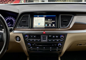 Подержанный автомобиль Genesis G80 2017 года (13 фото)