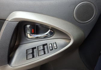 Подержанный автомобиль Toyota RAV4 2011 года (18 фото)
