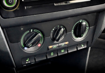 Подержанный автомобиль Skoda Rapid Liftback 2017 года (25 фото)