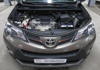 Подержанный автомобиль Toyota RAV4 2013 года (9 фото)