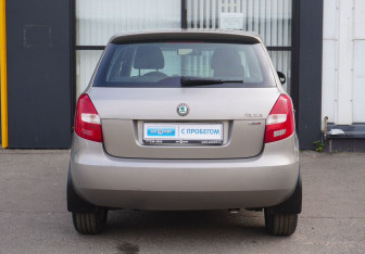 Подержанный автомобиль Skoda Fabia Hatchback 2011 года (6 фото)
