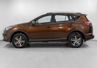Подержанный автомобиль Toyota RAV4 2016 года (8 фото)