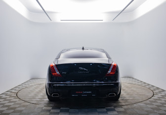Подержанный автомобиль Jaguar XJ 2013 года (4 фото)