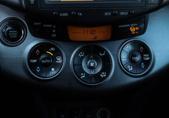 Подержанный автомобиль Toyota RAV4 2010 года (16 фото)