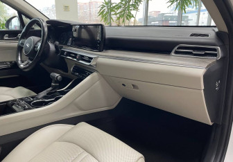 Подержанный автомобиль Kia K5 2021 года (10 фото)