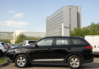 Подержанный автомобиль Mitsubishi Outlander 2018 года (6 фото)