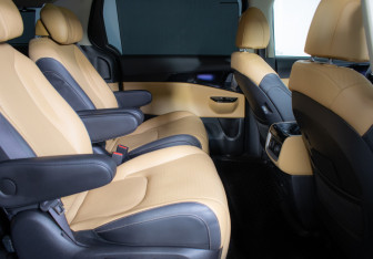Подержанный автомобиль Kia Carnival 2022 года (10 фото)