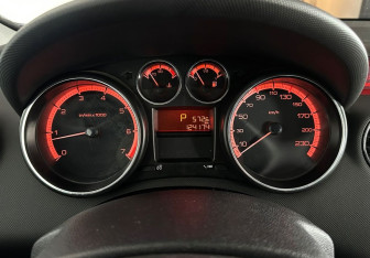 Подержанный автомобиль Peugeot 308 Hatchback 2012 года (14 фото)