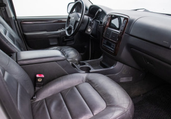 Подержанный автомобиль Ford Explorer 2005 года (9 фото)
