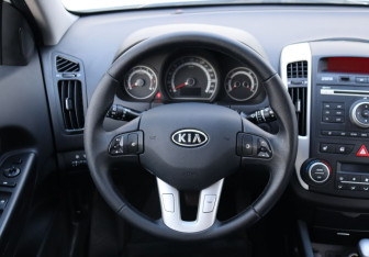 Подержанный автомобиль Kia Ceed Hatchback 2011 года (14 фото)