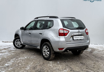 Подержанный автомобиль Nissan Terrano 2015 года (7 фото)