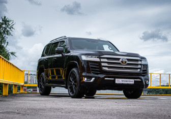 Подержанный автомобиль Toyota Land Cruiser Suv 2021 года (3 фото)