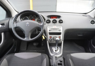 Подержанный автомобиль Peugeot 308 Hatchback 2012 года (13 фото)
