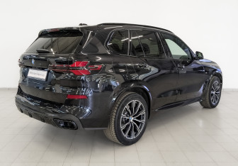 Подержанный автомобиль BMW X5 2023 года (5 фото)