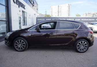 Подержанный автомобиль Opel Astra Hatchback 2014 года (8 фото)