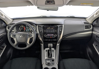 Подержанный автомобиль Mitsubishi Pajero Sport 2018 года (14 фото)
