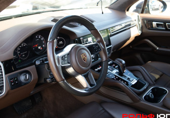 Подержанный автомобиль Porsche Cayenne 2018 года (12 фото)