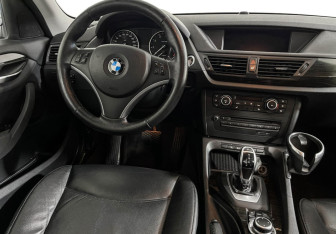 Подержанный автомобиль BMW X1 2011 года (15 фото)