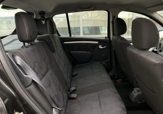 Подержанный автомобиль Renault Sandero 2010 года (17 фото)
