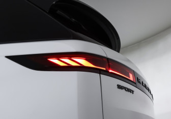 Подержанный автомобиль Land Rover Range Rover Sport 2023 года (24 фото)