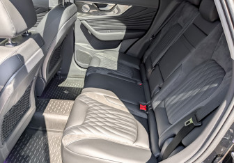 Подержанный автомобиль Hongqi HS5 2023 года (11 фото)