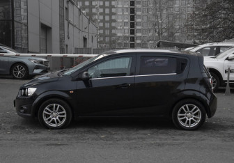 Подержанный автомобиль Chevrolet Aveo Hatchback 2013 года (8 фото)