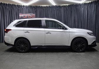 Подержанный автомобиль Mitsubishi Outlander 2022 года (4 фото)