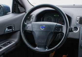 Подержанный автомобиль Volvo C30 2009 года (15 фото)