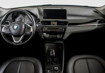 Подержанный автомобиль BMW X1 2017 года (11 фото)