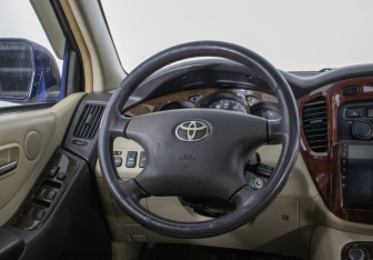 Подержанный автомобиль Toyota Highlander 2002 года (15 фото)