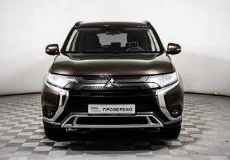 Подержанный автомобиль Mitsubishi Outlander 2021 года (2 фото)