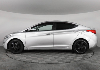 Подержанный автомобиль Hyundai Elantra Sedan 2011 года (8 фото)