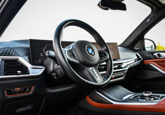 Подержанный автомобиль BMW X7 2022 года (38 фото)