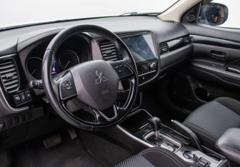 Подержанный автомобиль Mitsubishi Outlander 2021 года (9 фото)