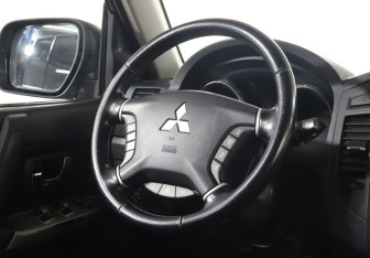 Подержанный автомобиль Mitsubishi Pajero 2012 года (15 фото)