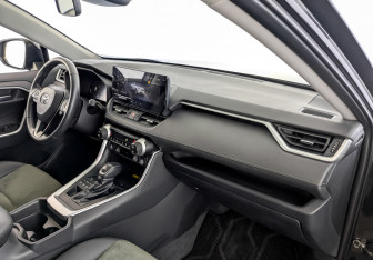 Подержанный автомобиль Toyota RAV4 2024 года (11 фото)