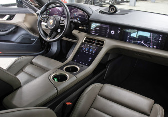 Подержанный автомобиль Porsche Taycan 2021 года (11 фото)