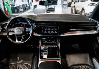 Подержанный автомобиль Audi Q8 2019 года (11 фото)