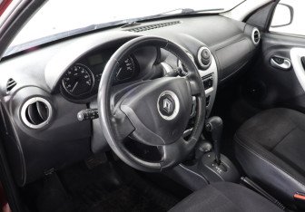 Подержанный автомобиль Renault Sandero 2013 года (5 фото)