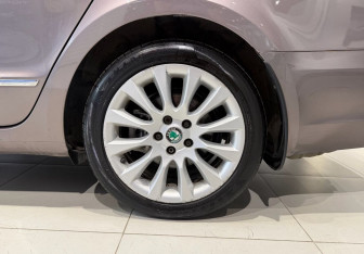 Подержанный автомобиль Skoda Superb Wagon 2012 года (20 фото)