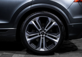 Подержанный автомобиль Audi Q8 2021 года (15 фото)