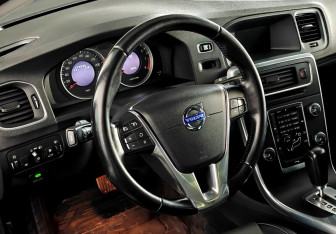 Подержанный автомобиль Volvo S60 2011 года (12 фото)