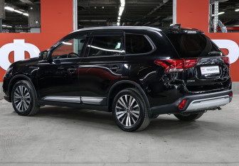 Подержанный автомобиль Mitsubishi Outlander 2019 года (7 фото)