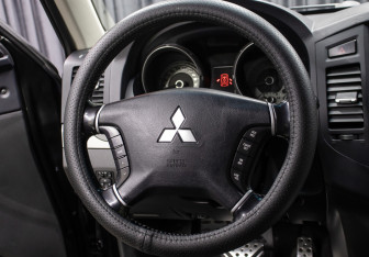 Подержанный автомобиль Mitsubishi Pajero 2013 года (17 фото)